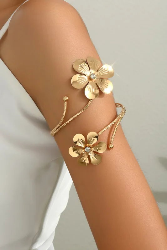Metal åbent armbånd sold by Micas