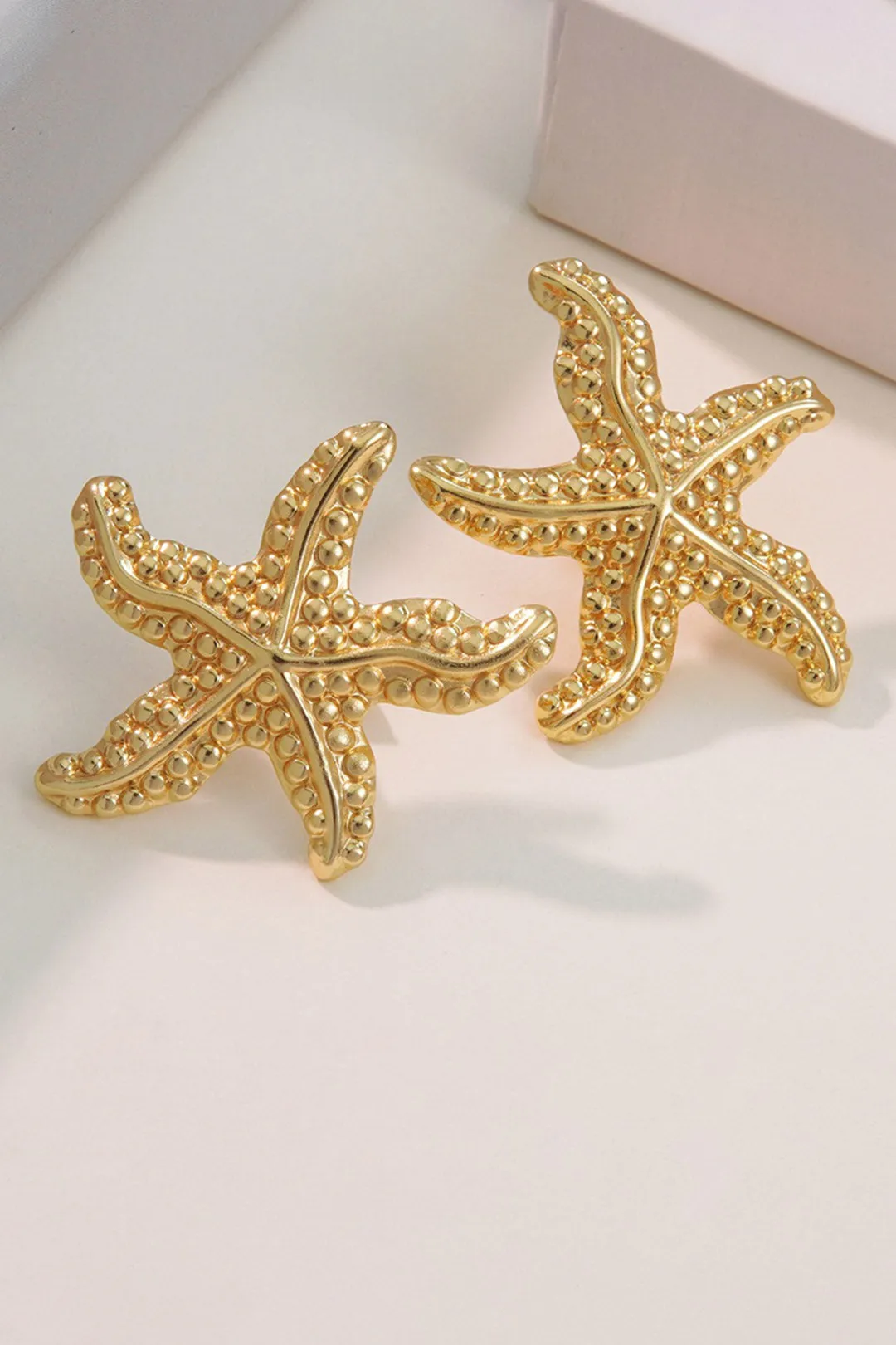 Øreringe af metalstjerner sold by Micas