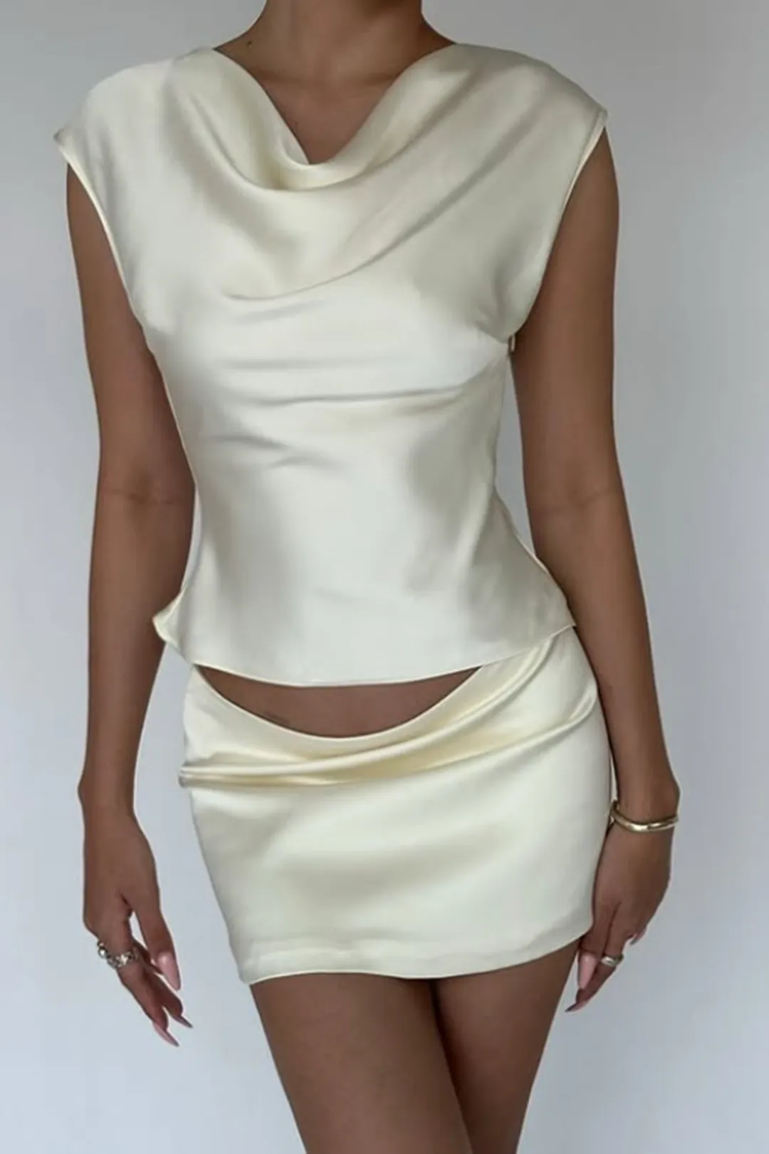 Satin ruched top og nederdel sold by Micas