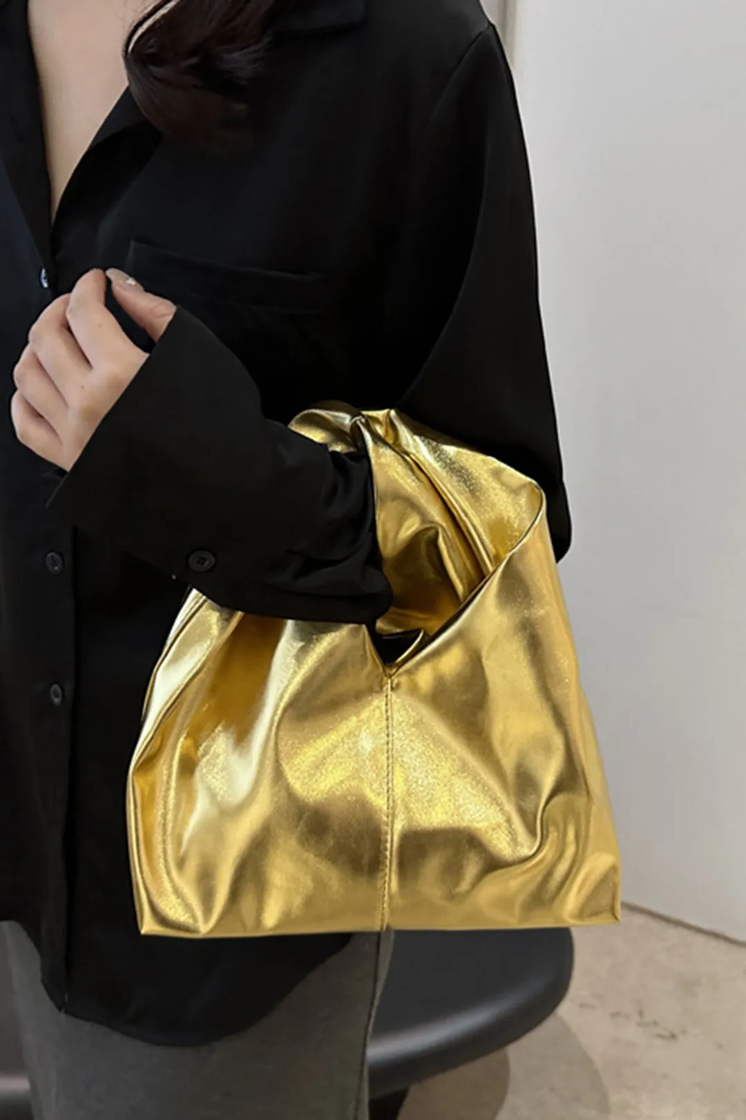 Metallisk rynket totalpose sold by Micas