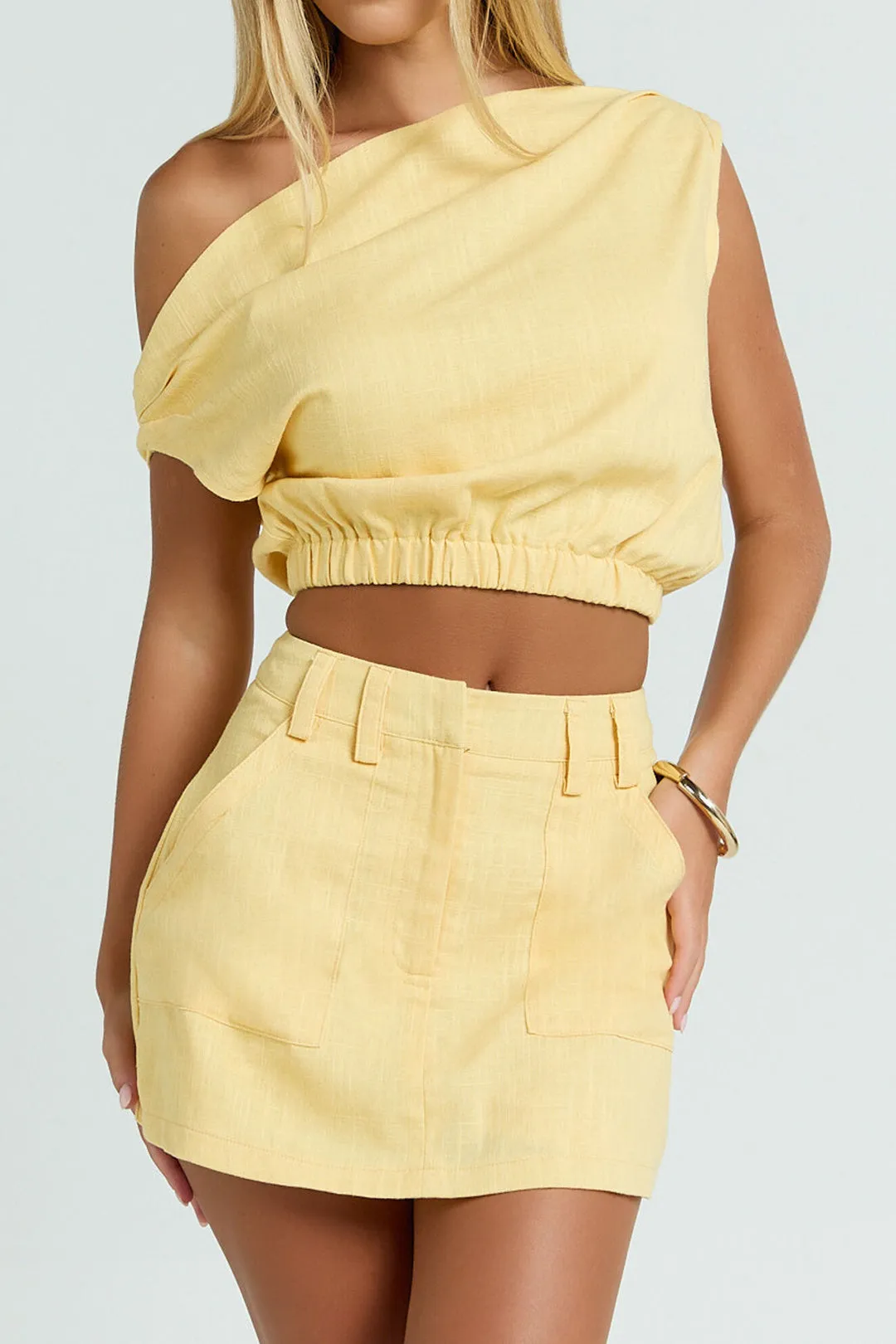 Linned asymmetrisk top og nederdel sæt sold by Micas