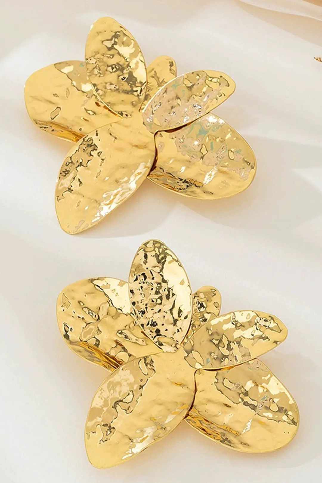 Metal overdrevne uregelmæssige øreringe sold by Micas product image thumbnail 2