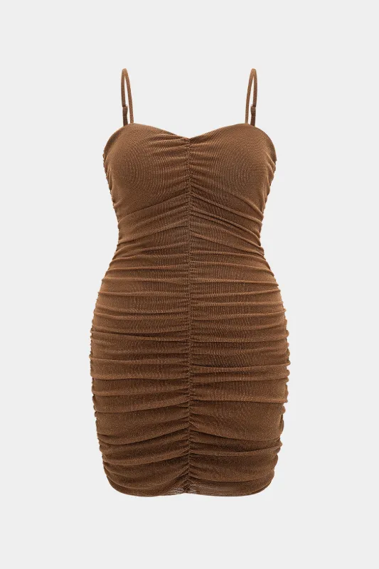 Plus størrelse mesh ruched glide ærmeløs midi kjole sold by Micas