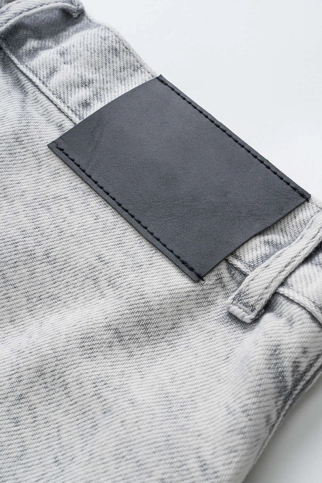 Denim flossede krydsede shorts sold by Micas product image thumbnail 4