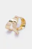 Shell mønster vidt åbent armbånd sold by Micas