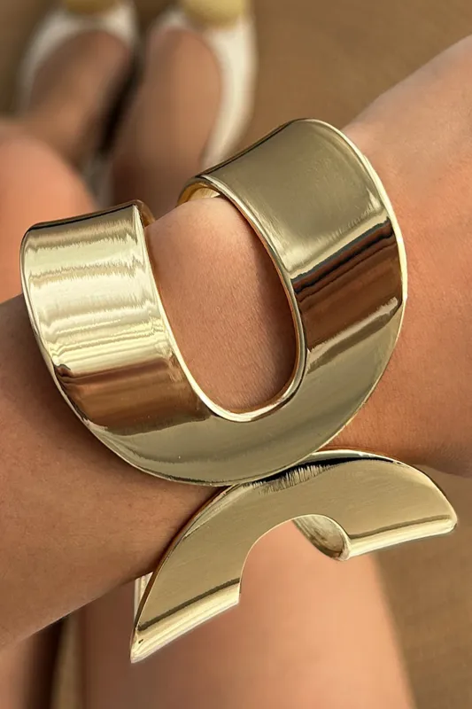 Shell mønster vidt åbent armbånd sold by Micas