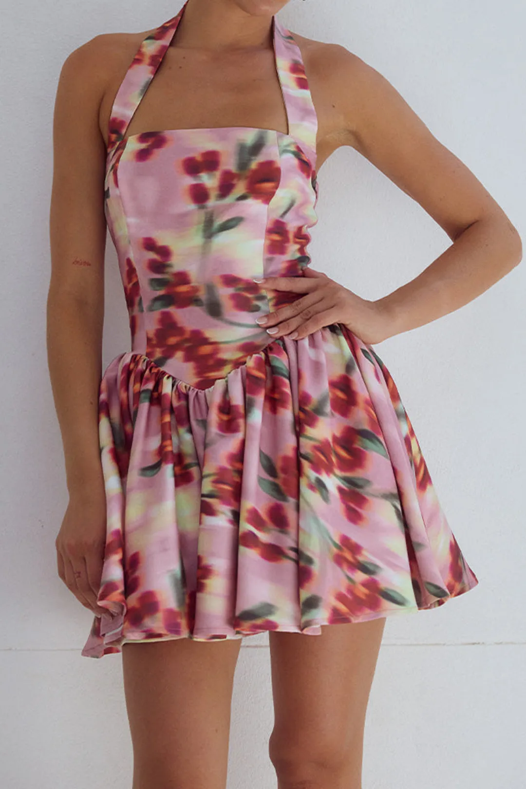 Blomstermønster halter hals ærmeløs mini kjole sold by Micas