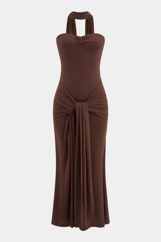 Stropløs ærmeløs ruched slips front maxi kjole med tørklæde sold by Micas