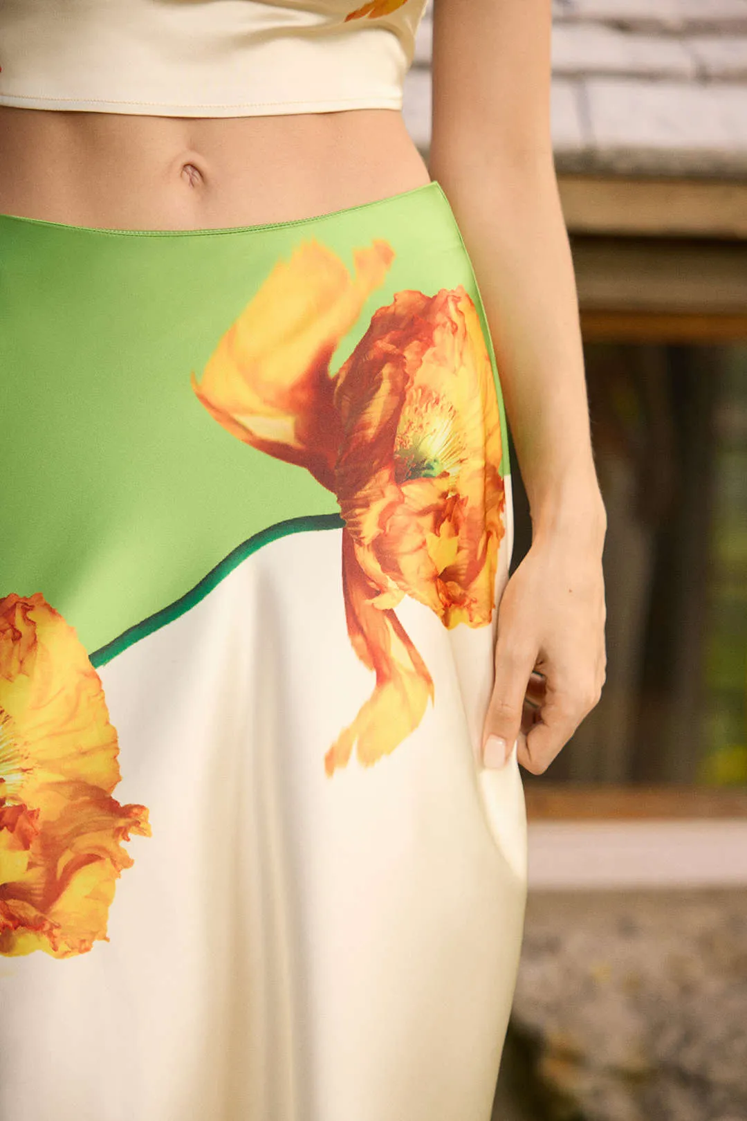 Satin blomsterkontrastmønster asymmetrisk nederdel sold by Micas product image thumbnail 5