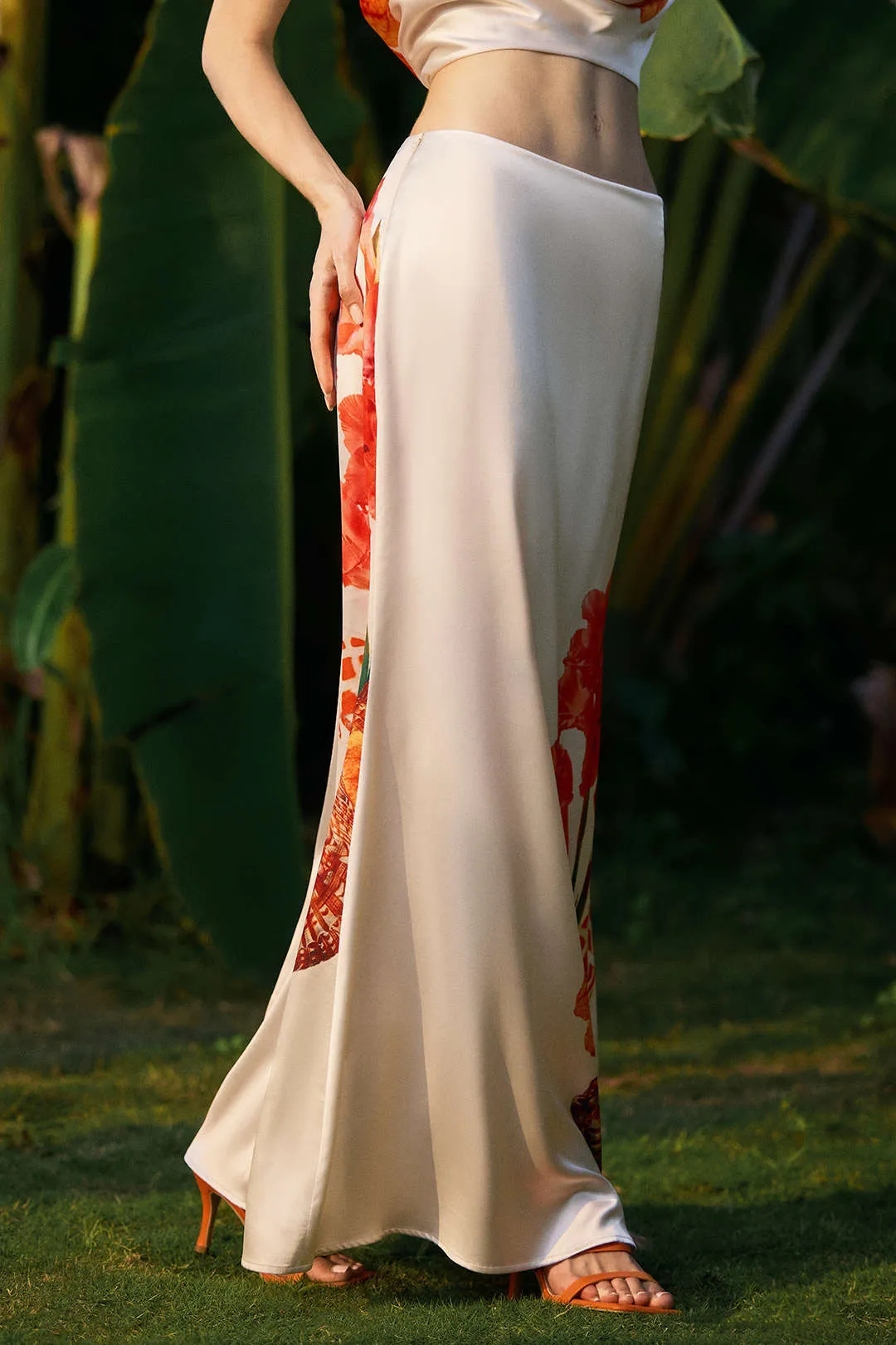 Satin blomster mønster lynlås nederdel sold by Micas product image thumbnail 3