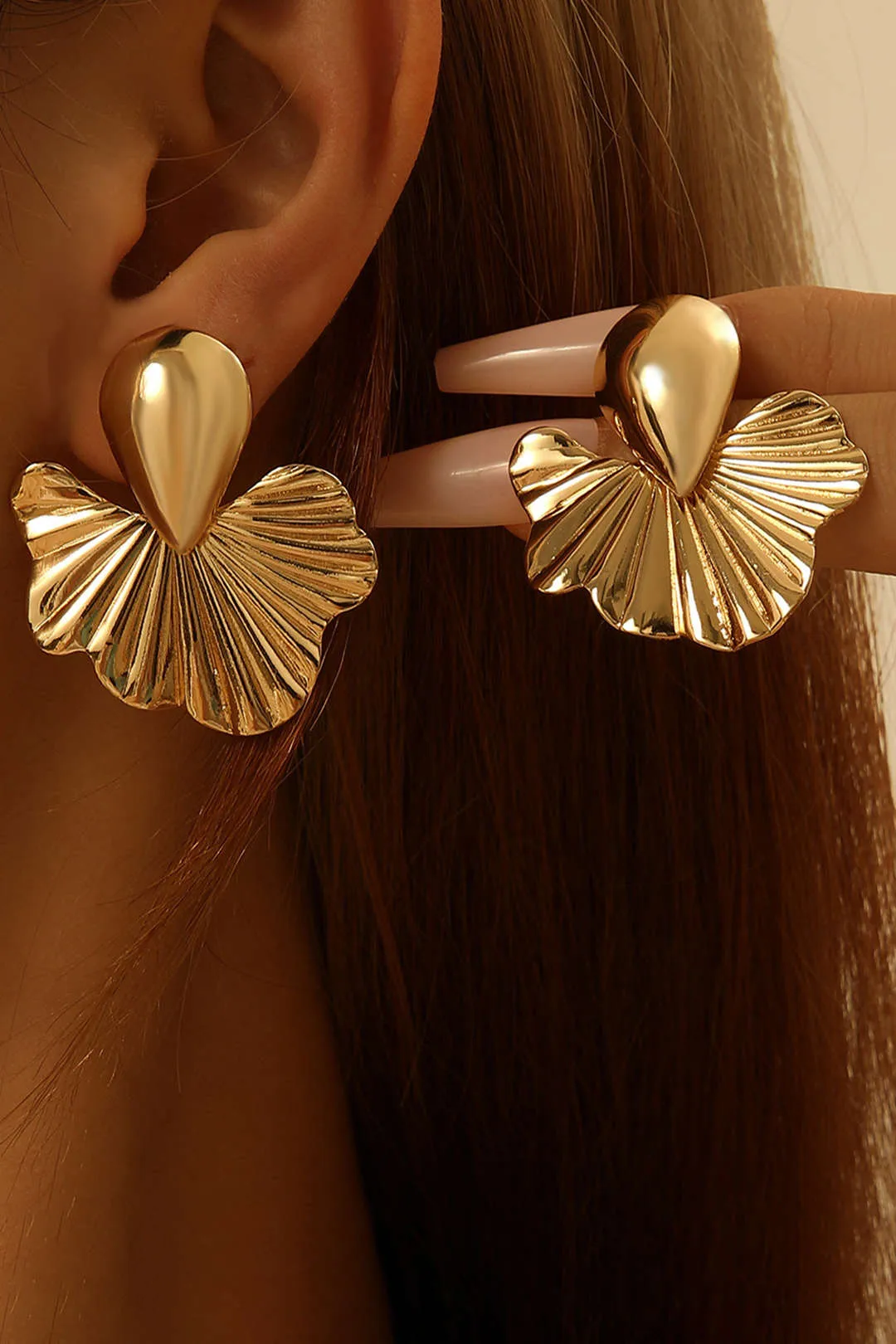 Metalliske ruchede øreringe sold by Micas