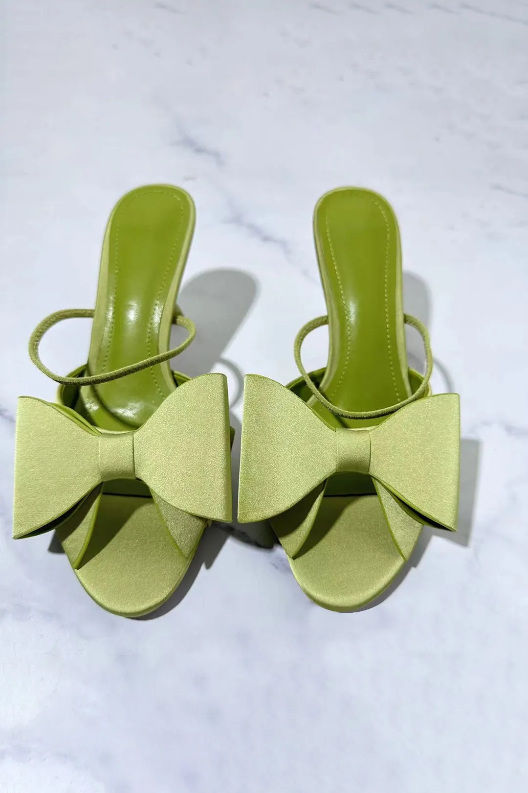 Faux læder sommerfugl pegede hæle sold by Micas