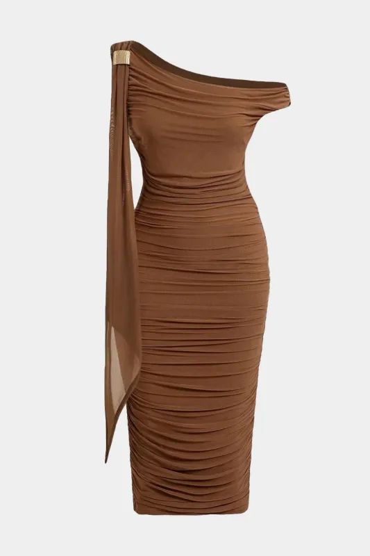 Plus størrelse mesh metallisk ruched asymmetrisk ærmeløs midi kjole sold by Micas