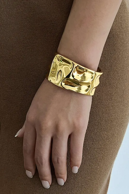 Overdrevet armbånd sold by Micas