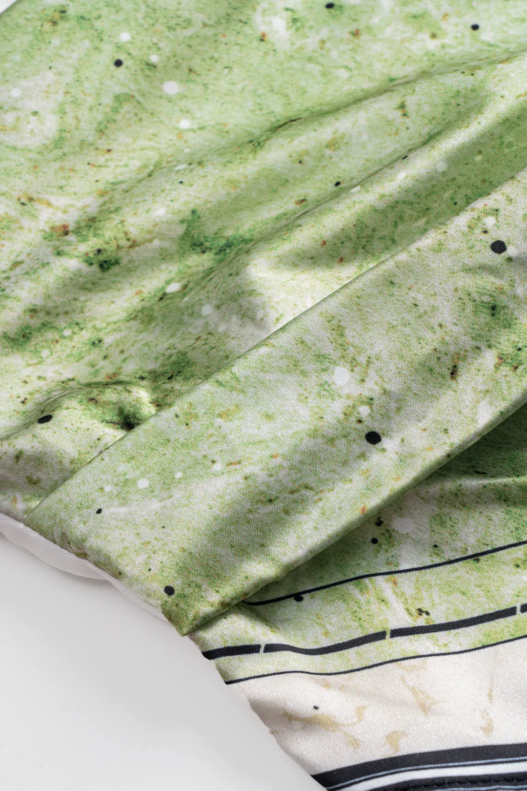 Abstrakt print satin patchwork kortærmet t-shirt sold by Micas product image thumbnail 4