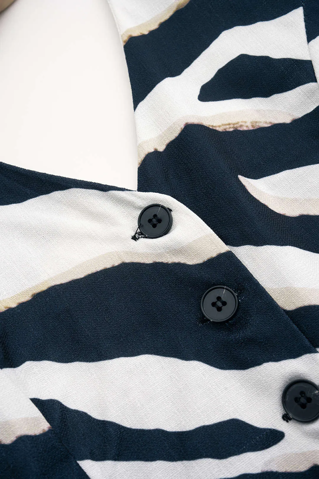 Kontrast Stripe Print -knap Rygfri halterhalsvest sold by Micas product image thumbnail 3