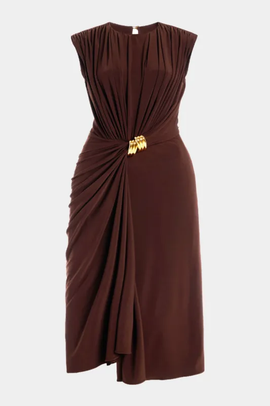 Plus størrelse metallisk indretning ruched ærmeløs midi kjole sold by Micas