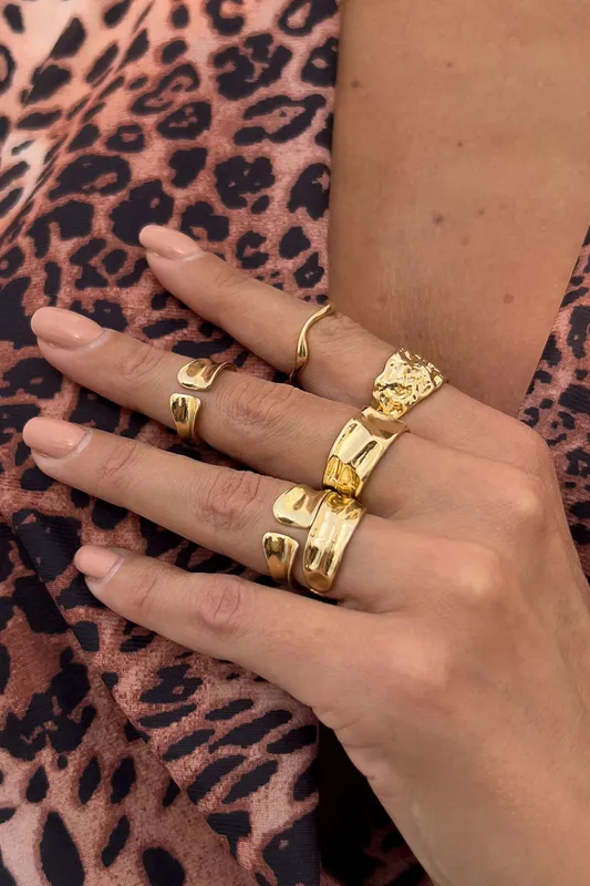 Uregelmæssig rynket åben ring sold by Micas