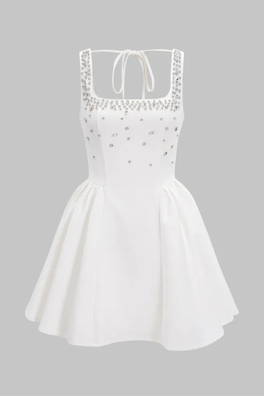 Firkantet hals rhinestone ruched ærmeløs mini kjole sold by Micas