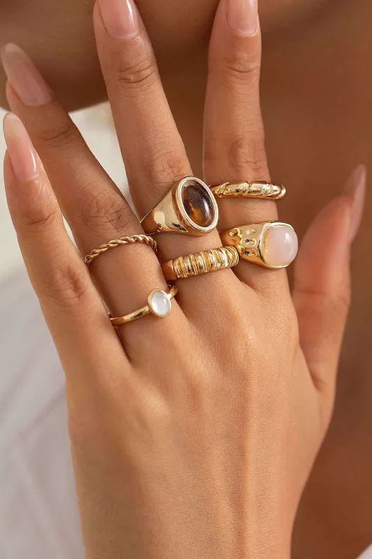 Uregelmæssig ædelsten metalring sold by Micas