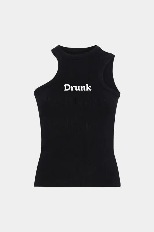Plus størrelsesbrevprint asymmetrisk tank top sold by Micas