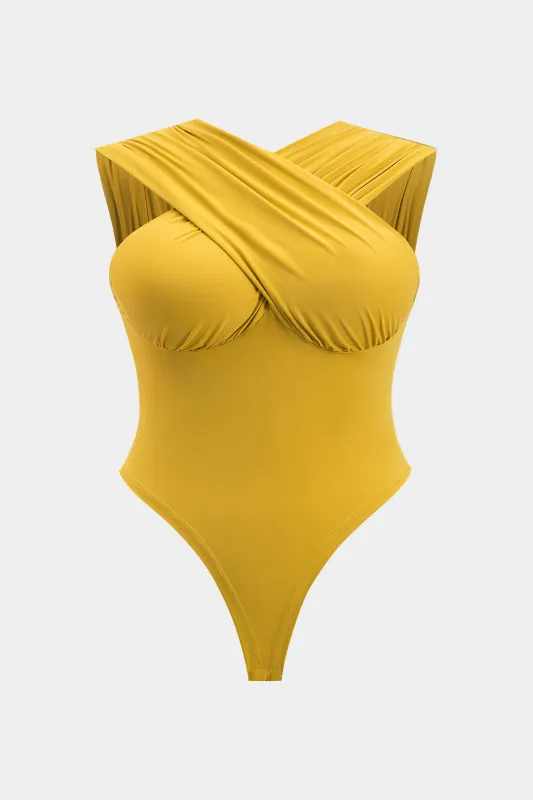 Plus størrelse ærmeløs krydset bodysuit sold by Micas