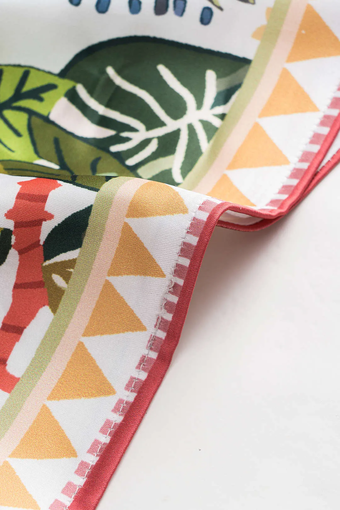 Plus størrelse tropisk print satin slips front nederdel sold by Micas product image thumbnail 5