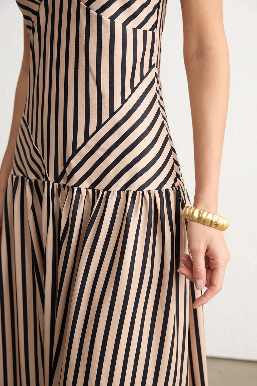 Stripes Print V-Neck Tie-Up Sleeveless Maxi Dress sold by Micas product image thumbnail 3