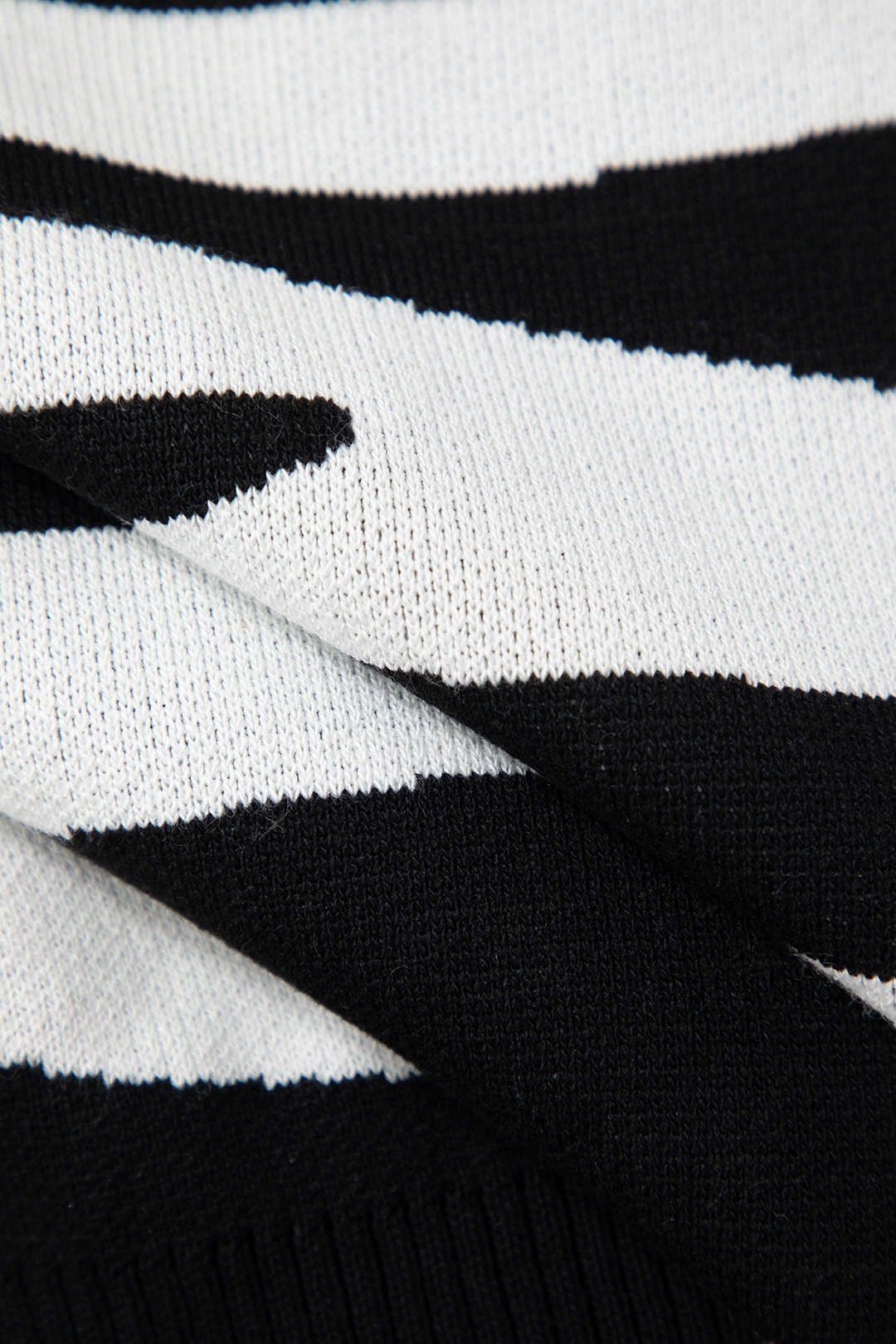 Black And White Knit Sleeveless Top And High Waisted Shorts Set sold by Micas product image thumbnail 10