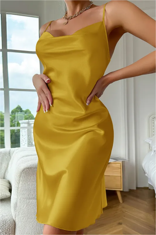 Solid satin ruched mini kjole sold by Micas