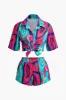 Levende abstrakt print med beskæringsskjorte og shortssæt sold by Micas