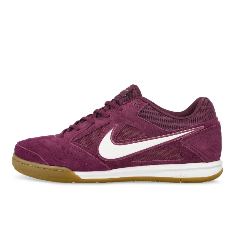 Gato made by Nike