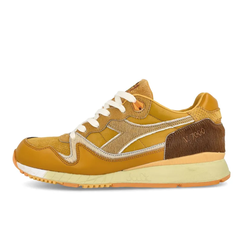V7000 made by Diadora