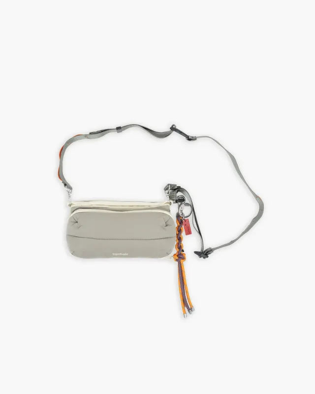 Topologie Bottle Sacoche Medium Moss Putty Silky Peach + Utility Sling Wide Woods Sinnet Keychain Arcade Orange made by Topologie