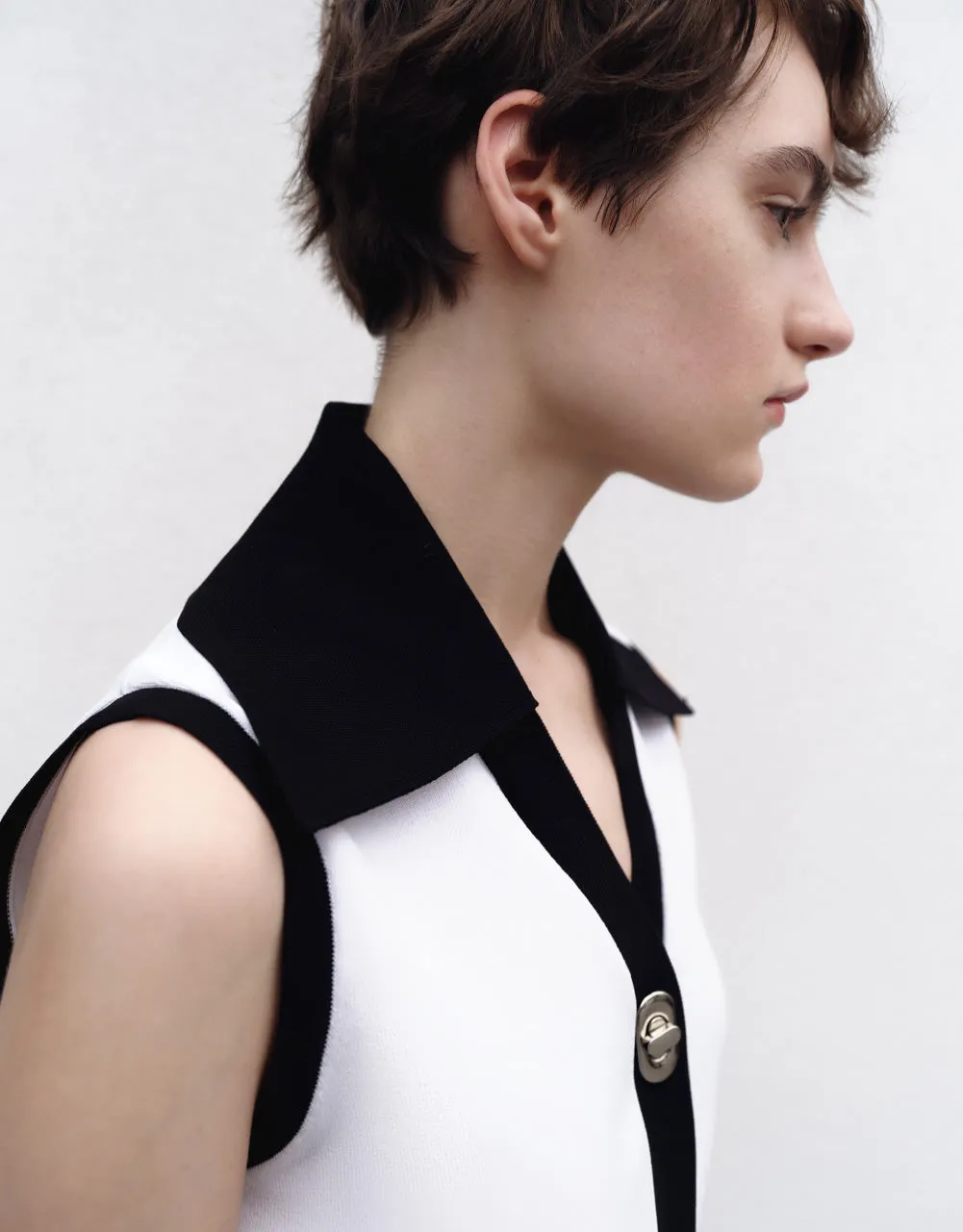 Contrast Lapel Knitted Vest sold by Urban Revivo product image thumbnail 4