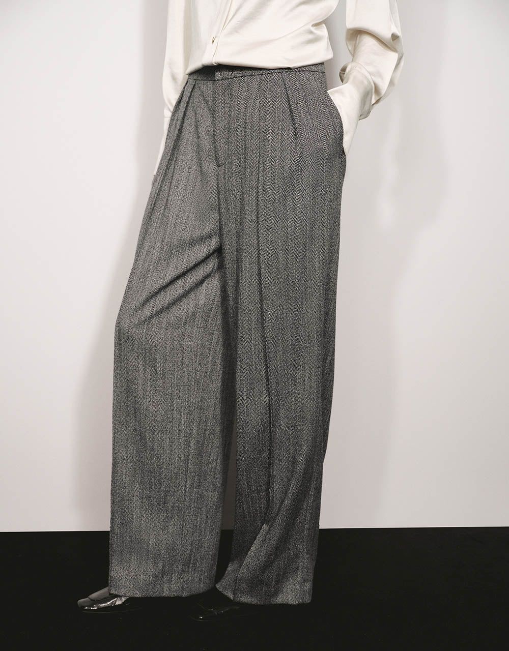 Tailored Wide-Leg Pants sold by Urban Revivo product image thumbnail 4