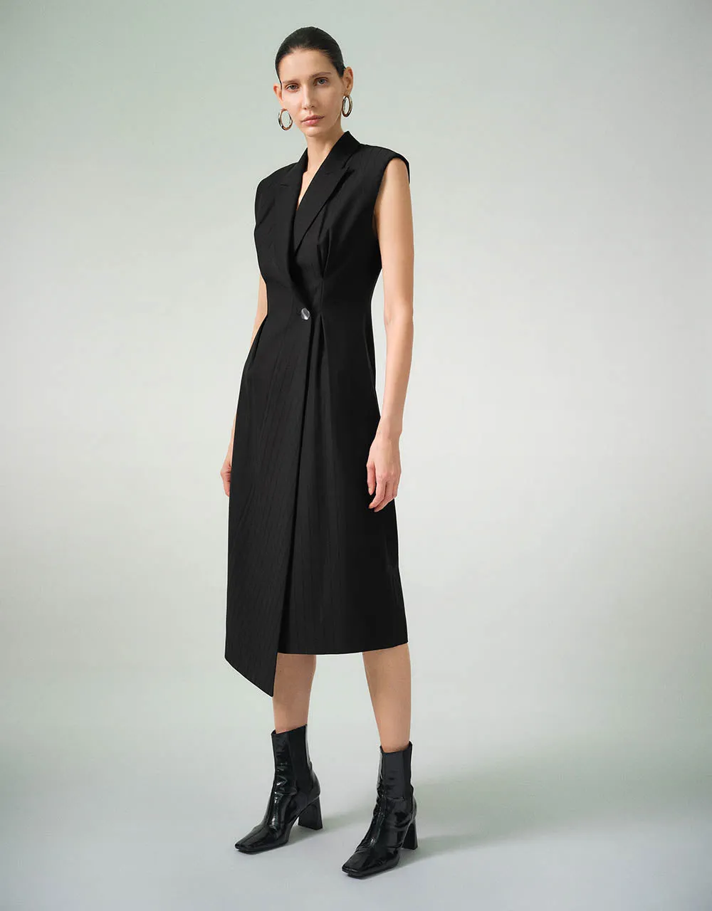 Sleeveless V-Neck Skater Dress sold by Urban Revivo product image thumbnail 3