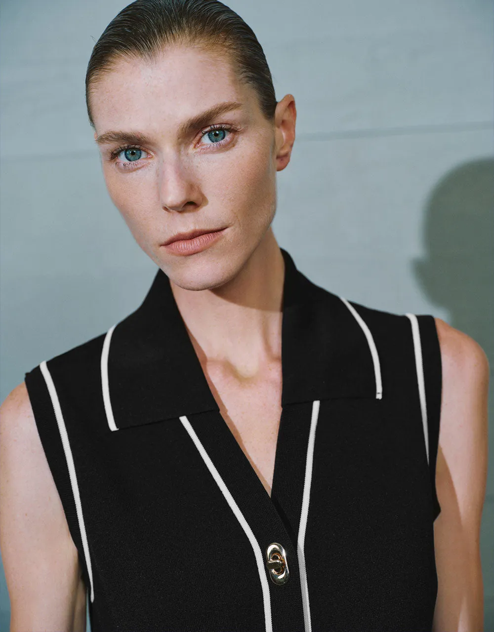 Sleeveless V-Neck Knitted Cardigan sold by Urban Revivo product image thumbnail 4