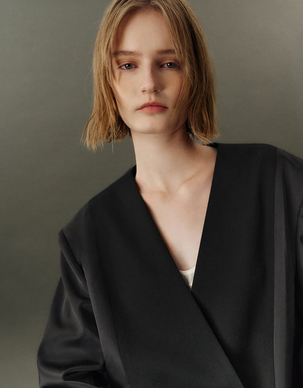 Double Breasted V-Neck Blazer sold by Urban Revivo product image thumbnail 4