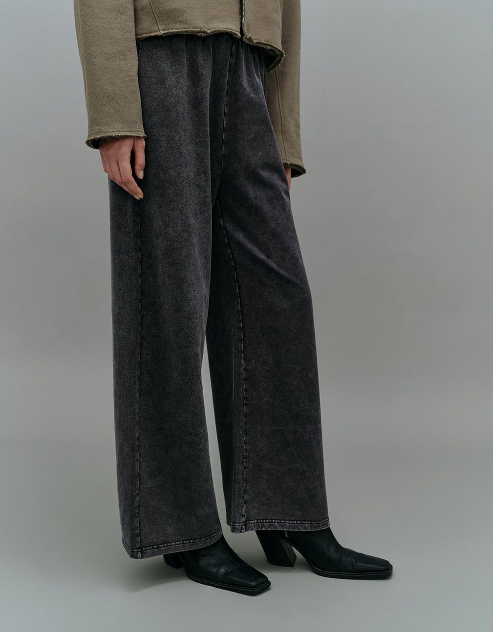 Elastic Waist Knitted Straight Pants sold by Urban Revivo product image thumbnail 4