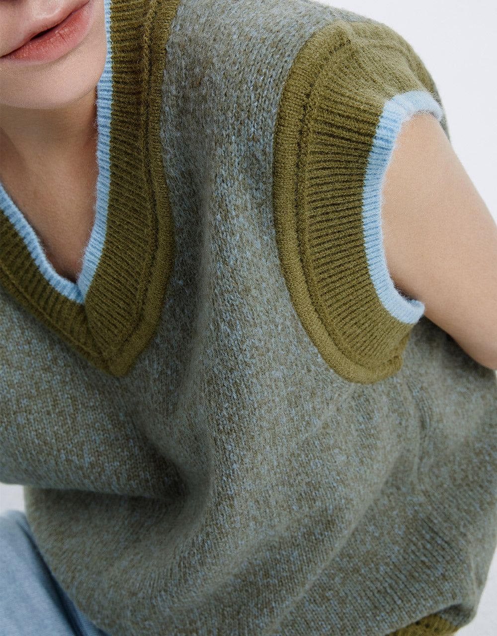 Contrast Color Sweater Vest sold by Urban Revivo product image thumbnail 4