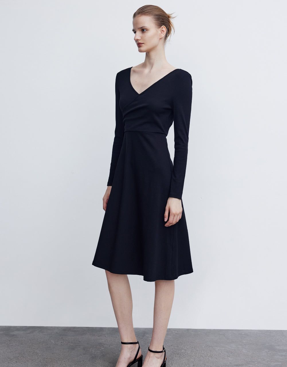 Standard Sleeve V-Neck A-Line Dress sold by Urban Revivo product image thumbnail 4