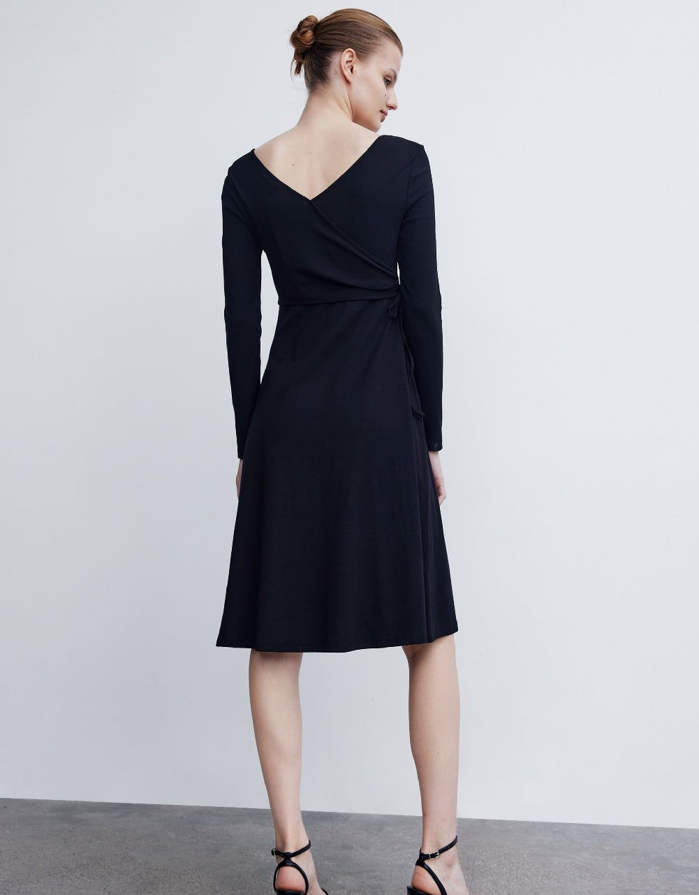 Standard Sleeve V-Neck A-Line Dress sold by Urban Revivo product image thumbnail 5