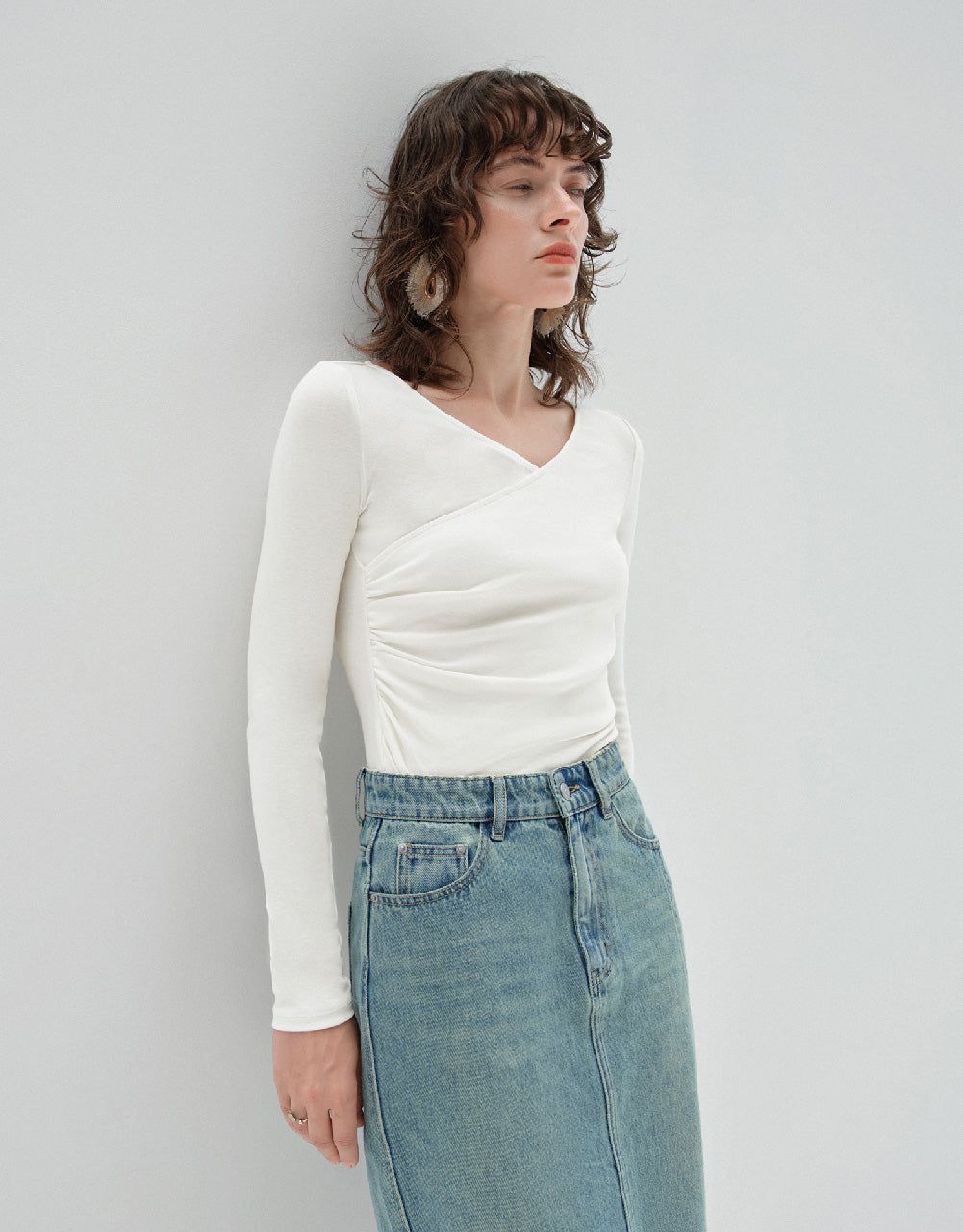 Ruched V-Neck Skinny T-Shirt sold by Urban Revivo product image thumbnail 3