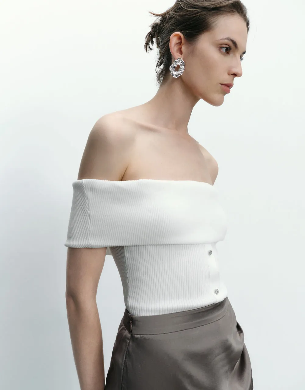 Sleeveless Off-Shoulder Knitted T-Shirt sold by Urban Revivo product image thumbnail 3