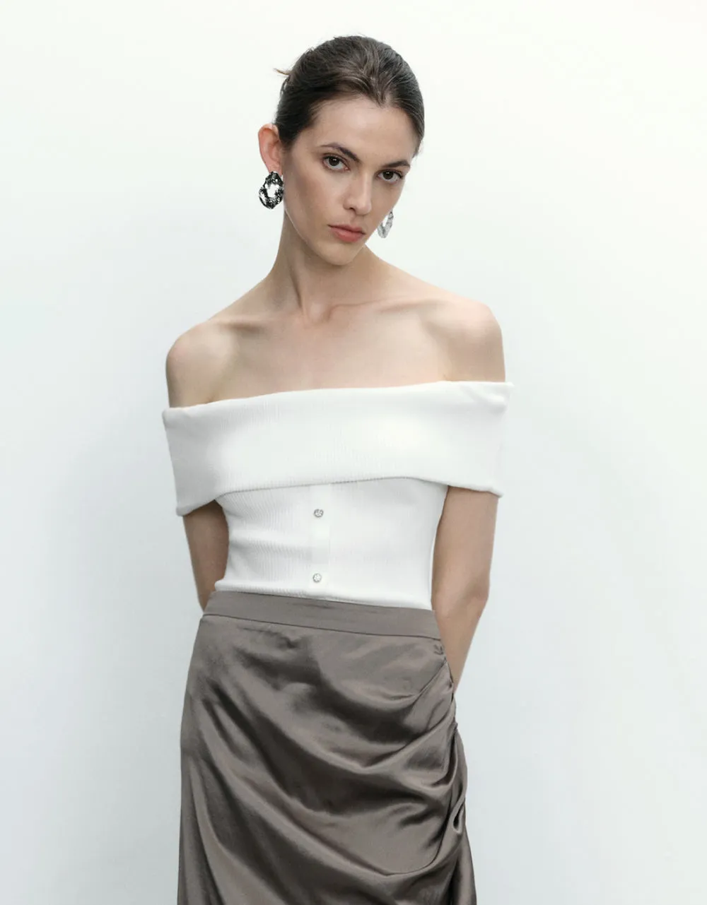 Sleeveless Off-Shoulder Knitted T-Shirt sold by Urban Revivo