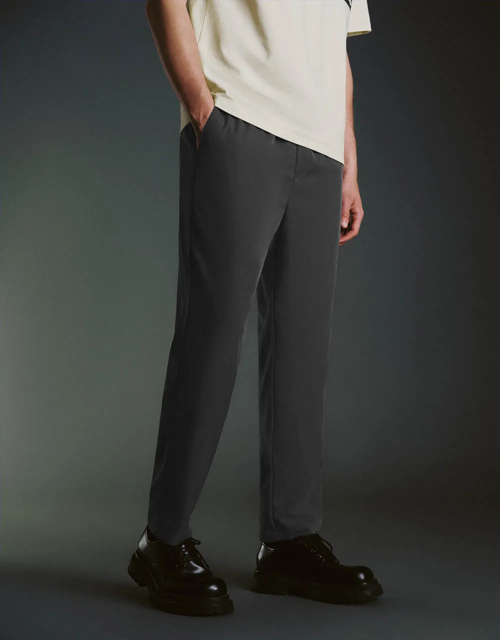 Drawstring Waist Loose Carrot Fit Pants sold by Urban Revivo product image thumbnail 4