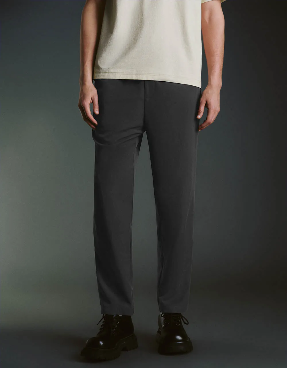 Drawstring Waist Loose Carrot Fit Pants sold by Urban Revivo product image thumbnail 2