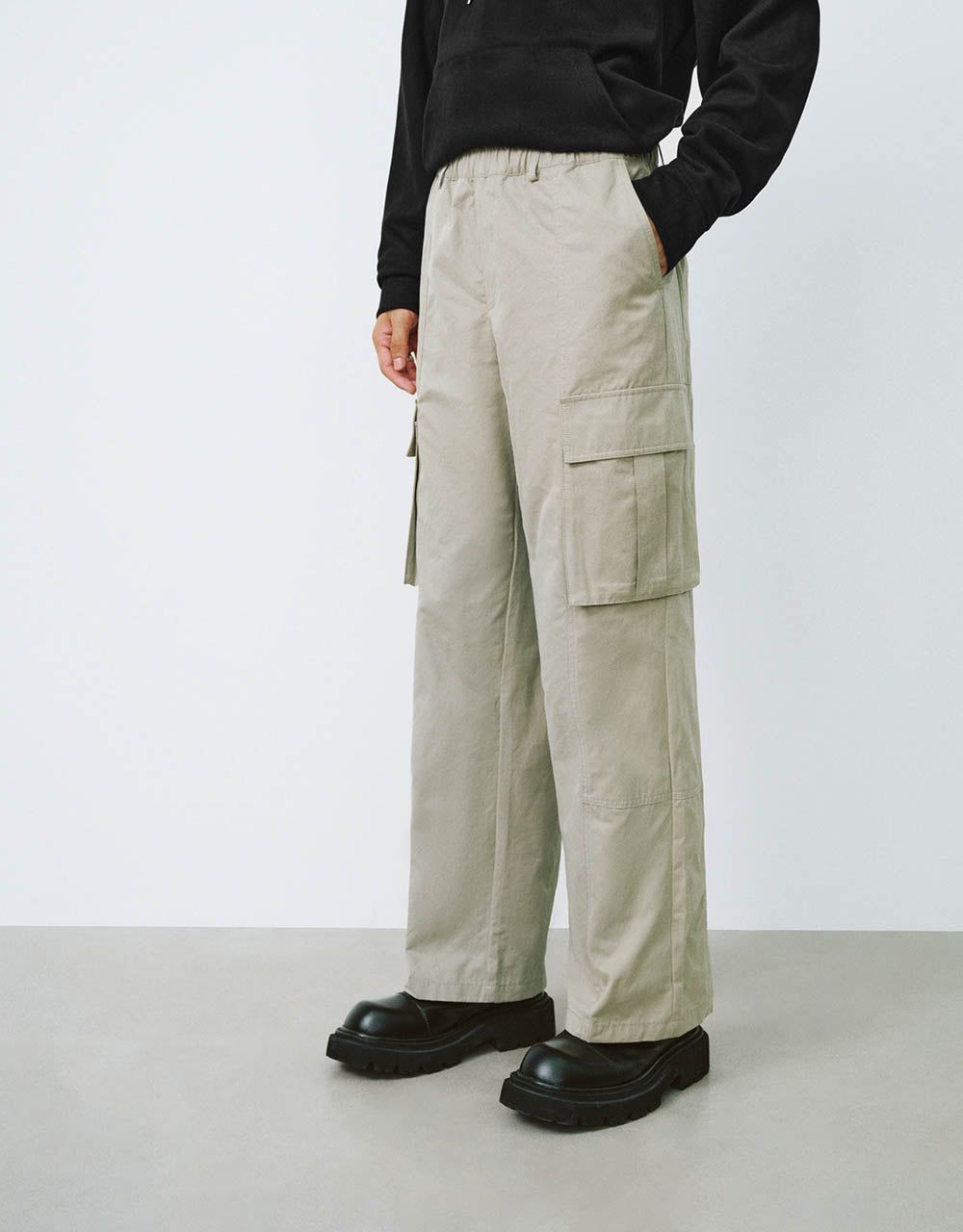 Elastic Waist Wide-Leg Pants sold by Urban Revivo product image thumbnail 4