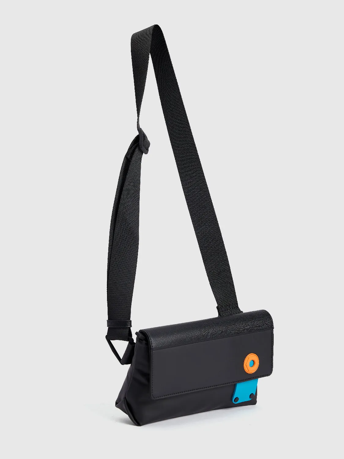 Flip Front Crossbody Bag sold by Urban Revivo product image thumbnail 3